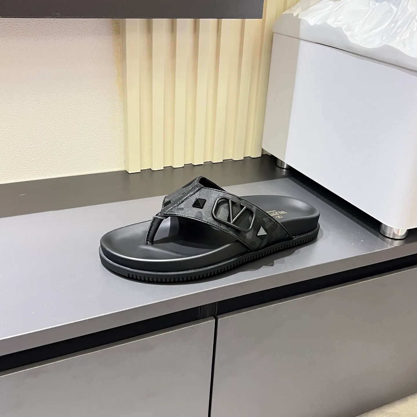 p300《VALENTINO》Warren Men🧍‍♂️Spring and Summer New Style. Cowhide logo flat slippers, elegant sandals, the same style worn by celebrities, original molding, imported calfskin. Rubber outsole. Soft and durable, full set of counter packaging, 38-44!